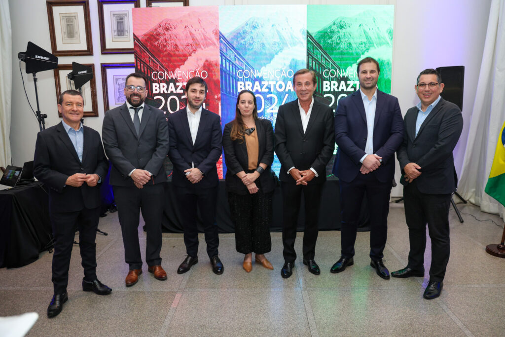 Ivan Blanco, da Aerolineas Argentinas, Matias Taccetta, prefeito de Esquel, Ignácio Torres, governador da Província de Chubut, Marina Figueiredo, da Braztoa, Luís María Kreckler, cônsul, Diego Lapena, ministro de Turismo da Província de Chubut e Fabiano Camargo, da Braztoa