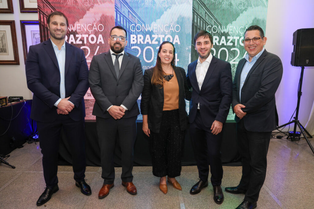 Diego Lapena, ministro de Turismo da Província de Chubut, Matias Taccetta, prefeito de Esquel, Marina Figueiredo, da Braztoa, Ignácio Torres, governador da Província de Chubut e Fabiano Camargo, da Braztoa