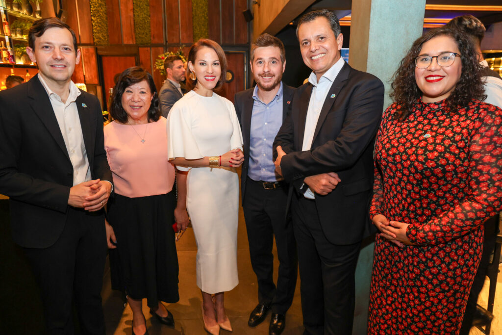 Jordan Schlipken, diretor da América Latina do Turismo de Aruba, Leila Minatogawa, da TGK, Ronella Croes, CEO da ATA, Danilo Barbizan, da Gol, Carlos Barbosa e Amine Silvares, do Turismo de Aruba