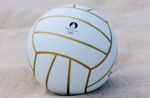 Bola do vôlei de praia para Paris 2024 traz detalhes em dourado