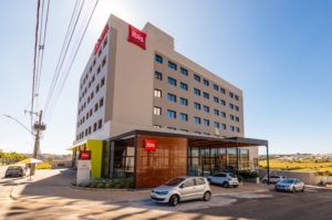 Localizado em Lavras, considerada a 5ª melhor cidade para se viver em Minas Gerais, a unidade conta com 110 quartos e tem projeto assinado pela equipe da EA + Arquitetos Associados. (Divulgação/Accor)