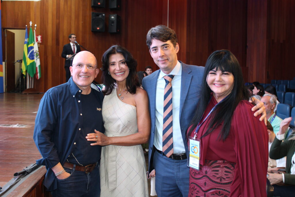 Aldo e Patty Leone, da Agaxtur, com Fabricio Amaral, do Fornatur e Rosangela Marçal, do Museu de Bonecos Gigantes
