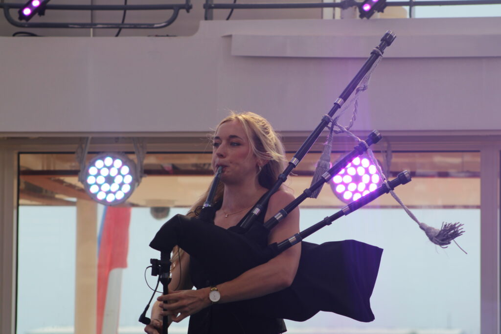 Apresentação musical no bastismo do navio
