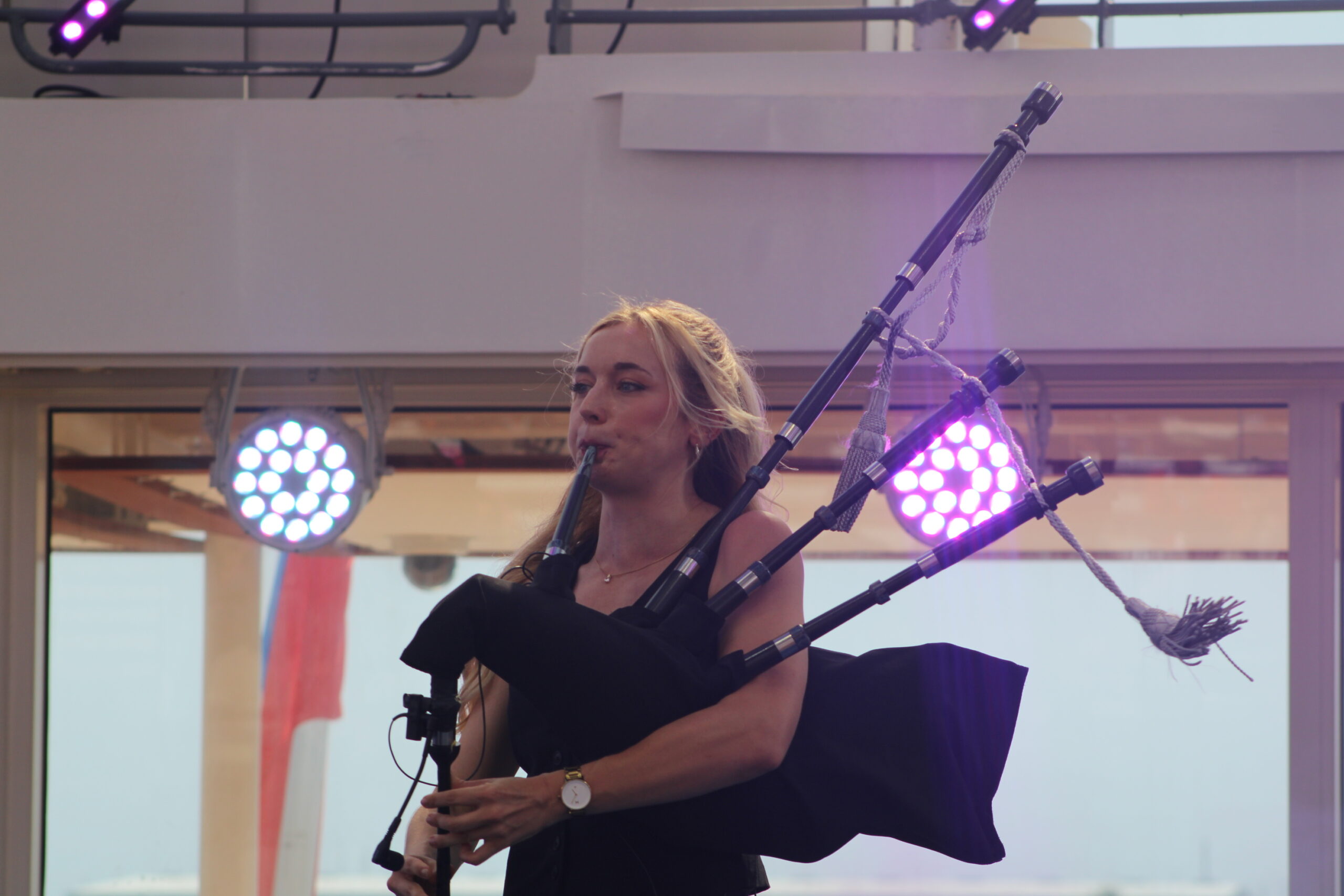Apresentação musical no bastismo do navio