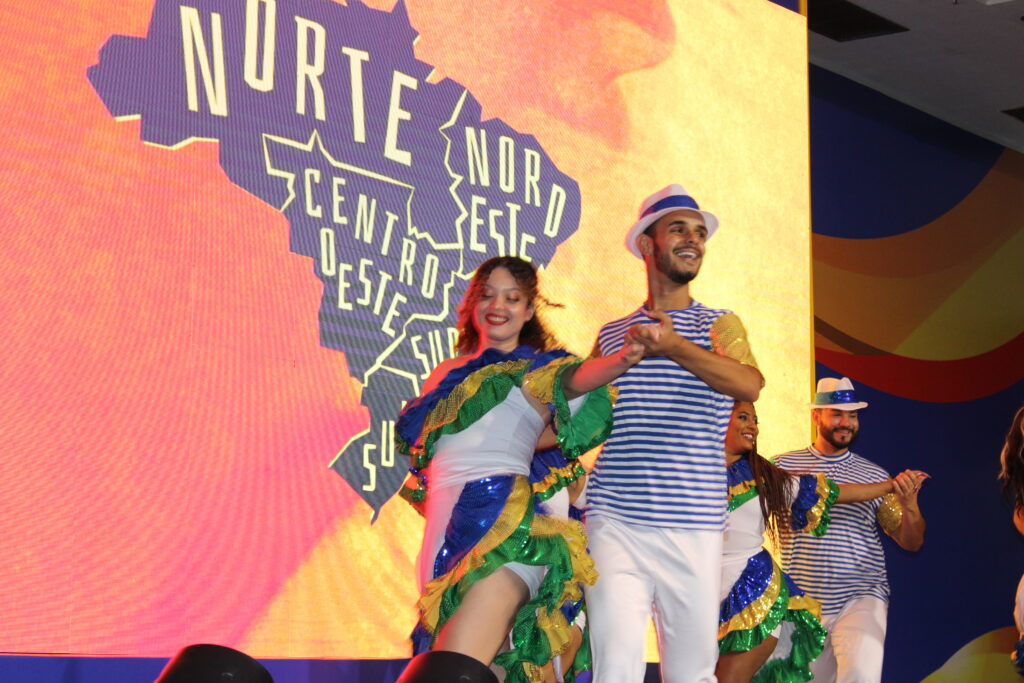 Apresentações artísticas inspiradas nas regiões brasileiras abriram as atividades