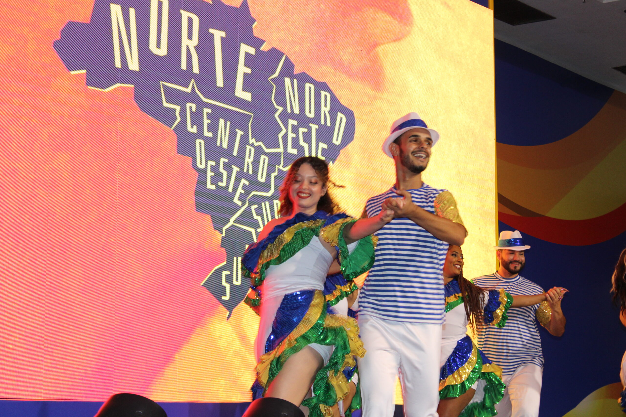 Apresentações artísticas inspiradas nas regiões brasileiras abriram as atividades Apresentações artísticas inspiradas nas regiões brasileiras abriram as atividades