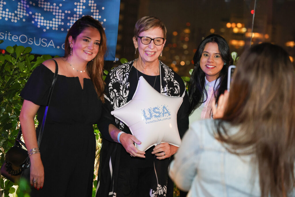 Bárbara Picolo, da ETS, entre Ana Elisa Facchinato e Ingrid Santos, do Brand USA