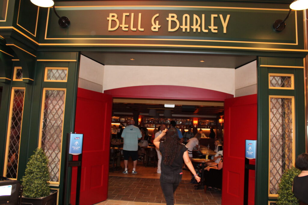 Bell e Barley, um dos muitos bares do navio