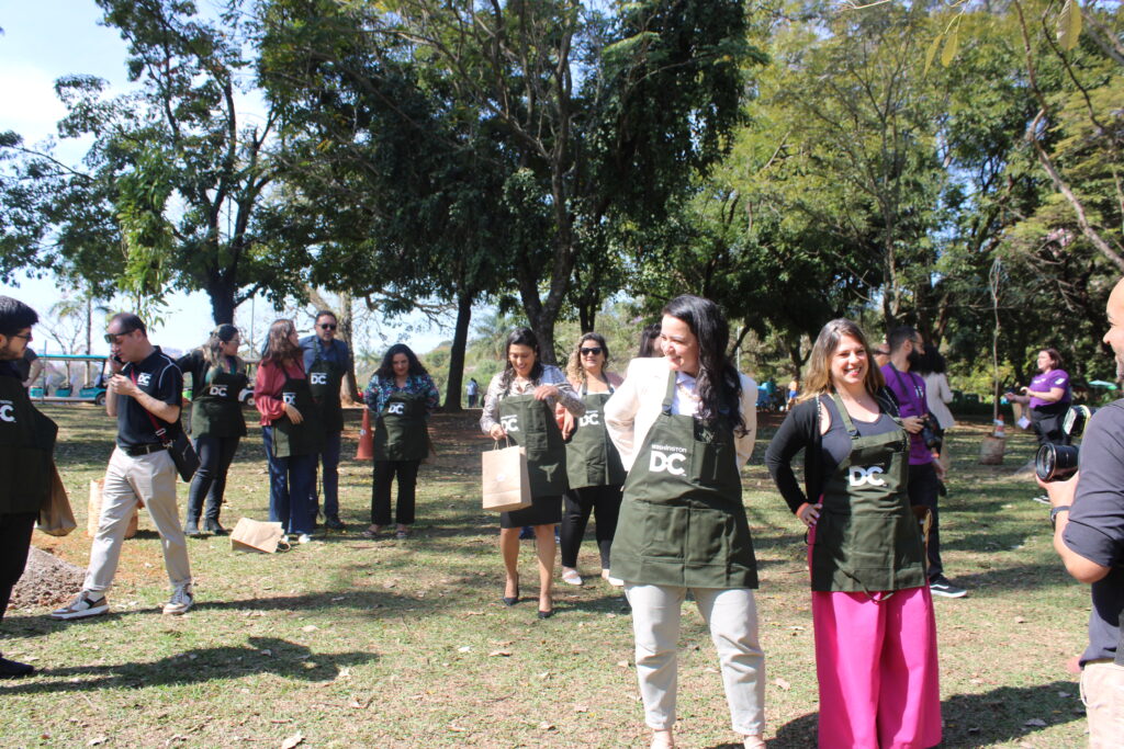 Convidados receberam kit de jardinagem Convidados receberam kit de jardinagem