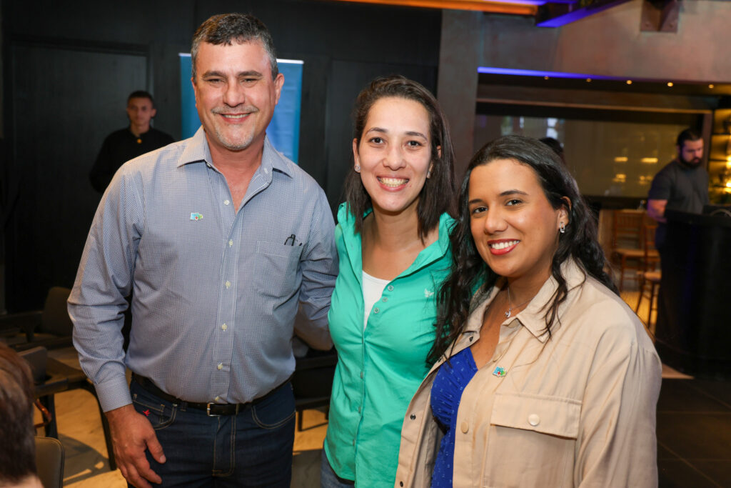 Camila Sales, da Interep, entre Adriano Martinelli e Bárbara Santos, do Turismo de Aruba