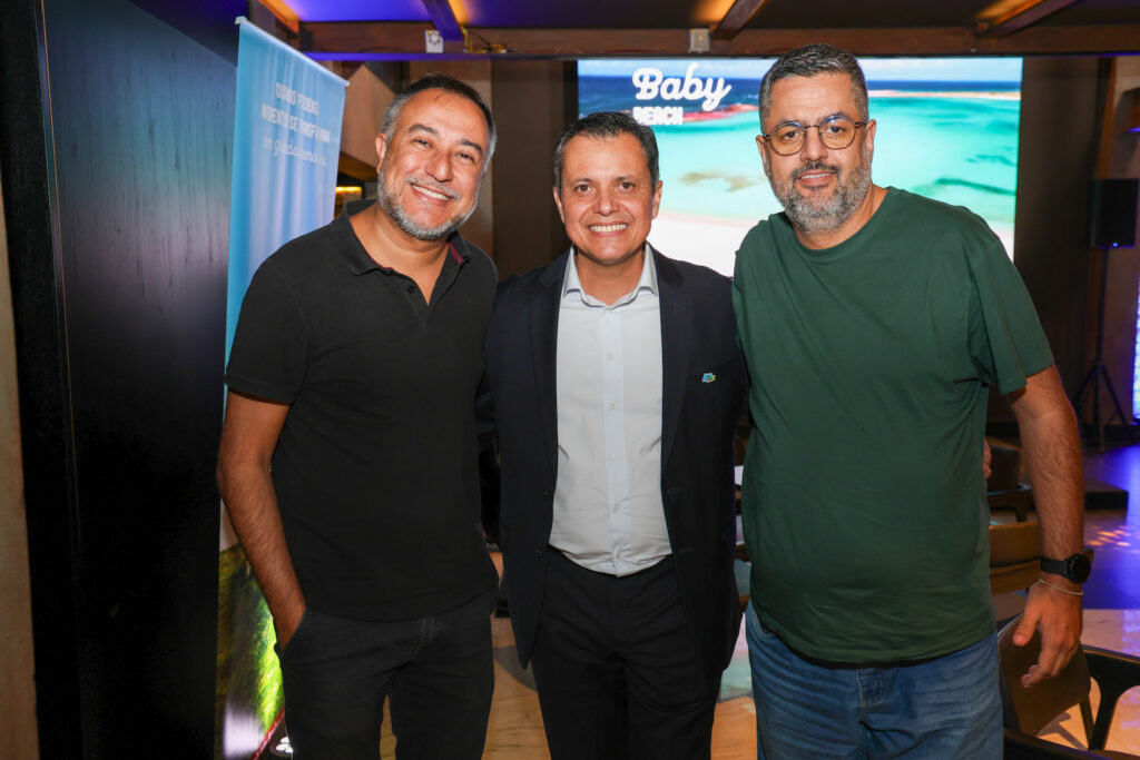Carlos Barbosa, do Turismo de Aruba, entre Marcelo Bueno e Kleber Moreira, da ViagensPromo