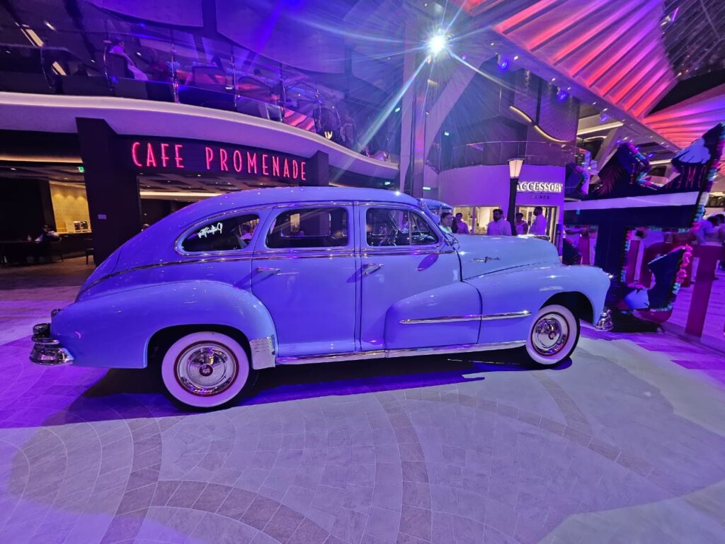 Carro fica no meio da Promenade