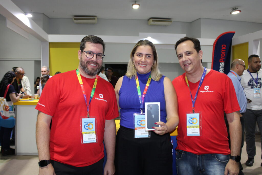 Danebe Araújo, da Ohana Viagens recebeu o seu iphone das mãos dos executivos da VP