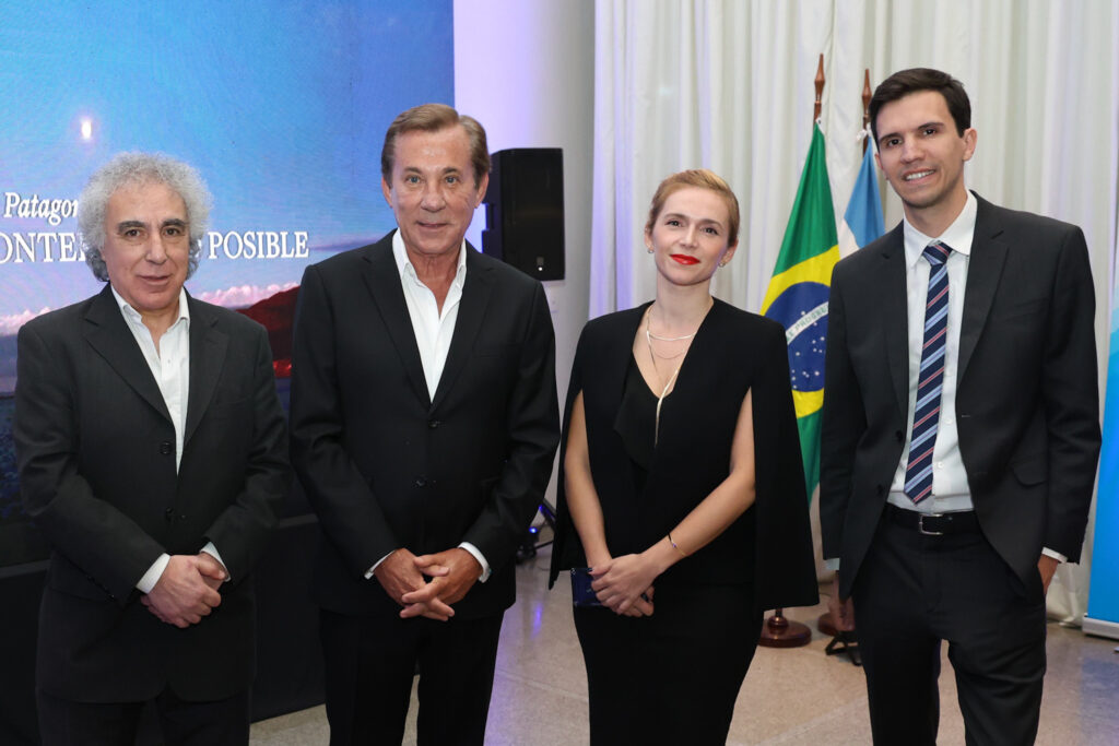 Daniel Leguizamon, chefe do Turismo da Província de Chubut, Luís María Kreckler, cônsul geral da Argentina em São Paulo, Veronica Cooke e Pedro Gentico, cônsul adjunto