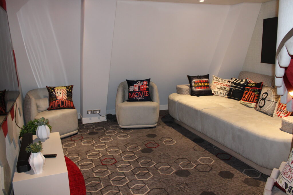 Decoração temática na sala de cinema da Ultimate Family Suite