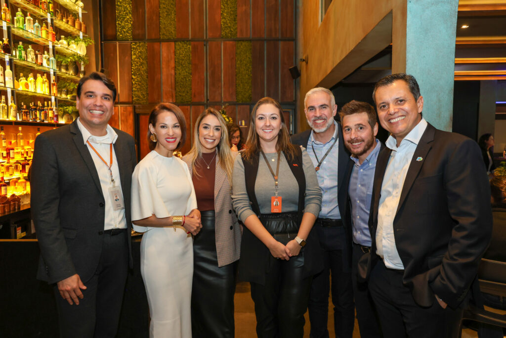 Equipe da Gol com equipe do Turismo de Aruba