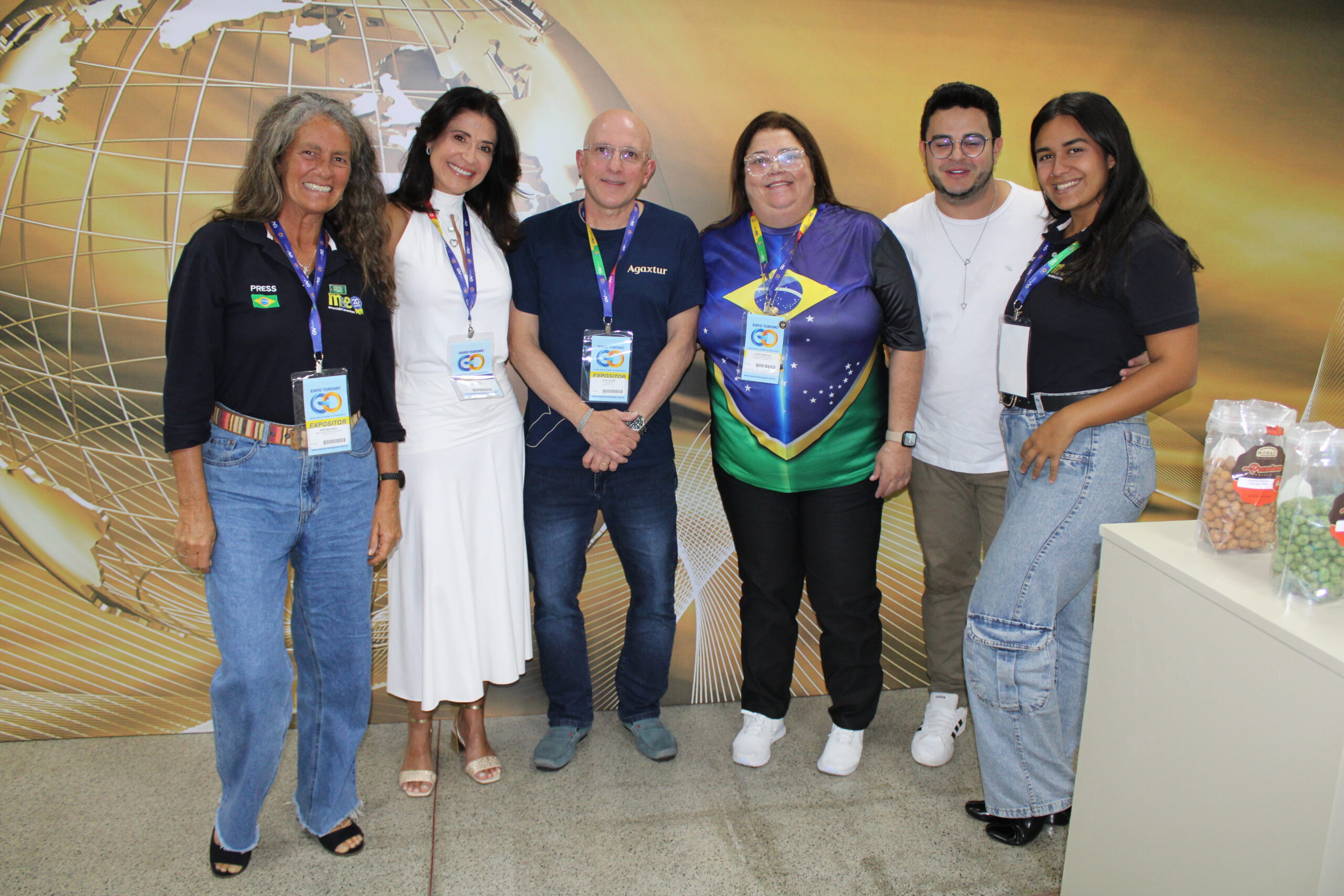 Equipe do M&E, com a equipe da Agaxtur e Expo Turismo Goiás Equipe do M&E, com a equipe da Agaxtur e Expo Turismo Goiás