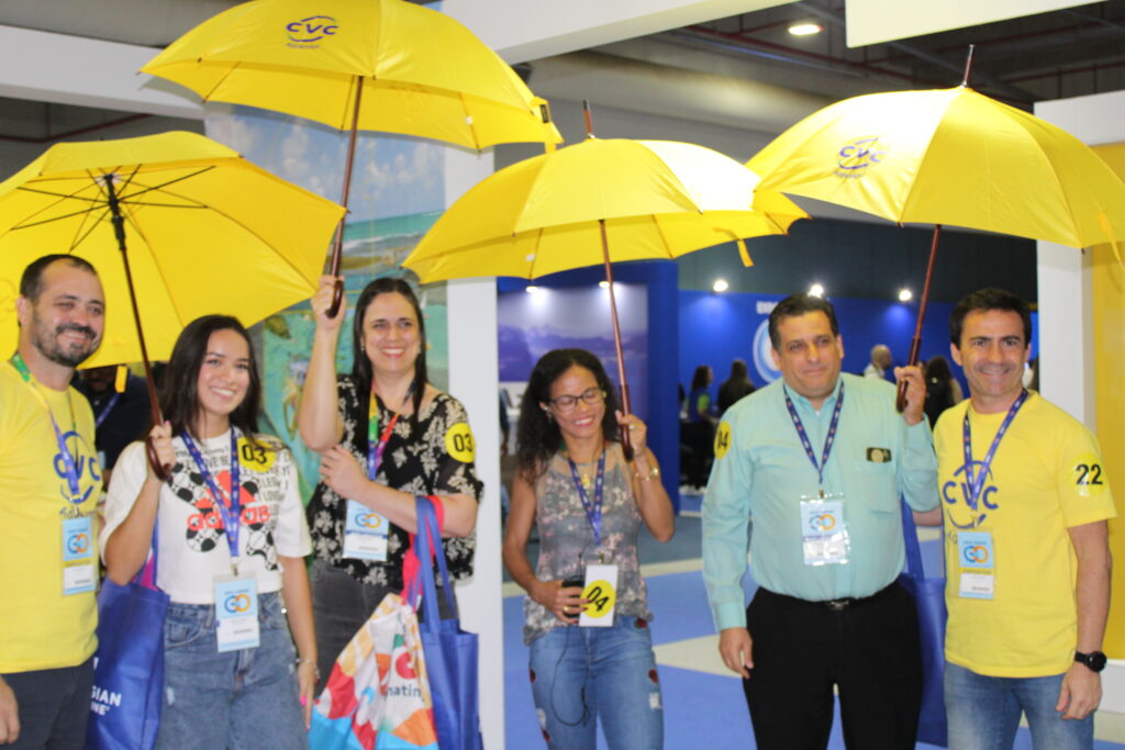 Executivos da CVC posam com agentes de viagem