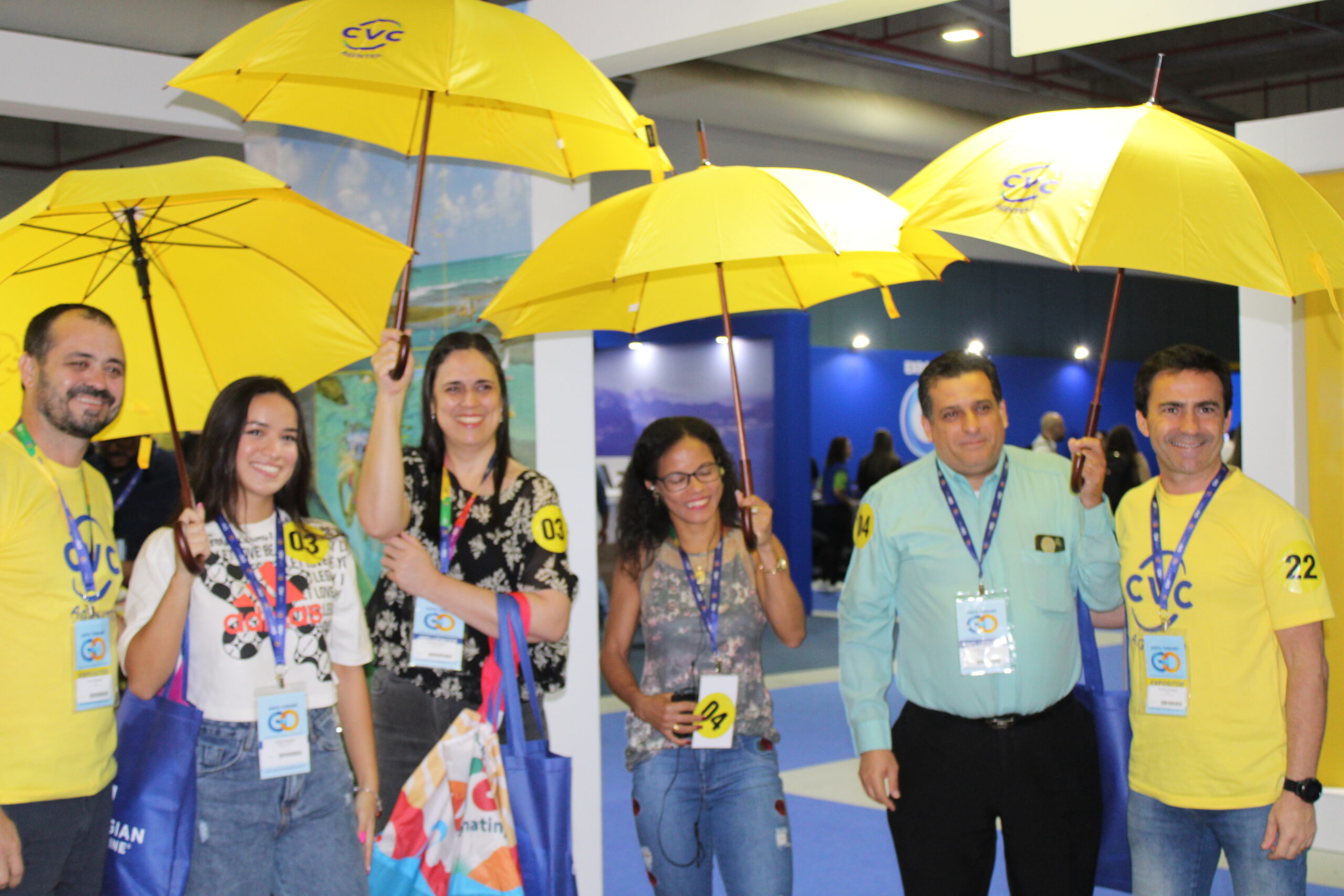 Executivos da CVC posam com agentes de viagem Executivos da CVC posam com agentes de viagem