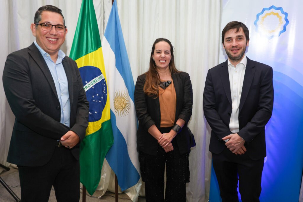 Fabiano Camargo e Marina Figueiredo, da Braztoa e Ignácio Torres, governador da Província de Chubut