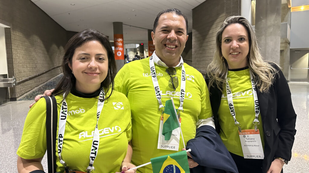 Gabriela Oliveira, da BRF, com Anderson Paranhos e Tatiane Brugognolle, da Avipam Gabriela Oliveira, da BRF, com Anderson Paranhos e Tatiane Brugognolle, da Avipam