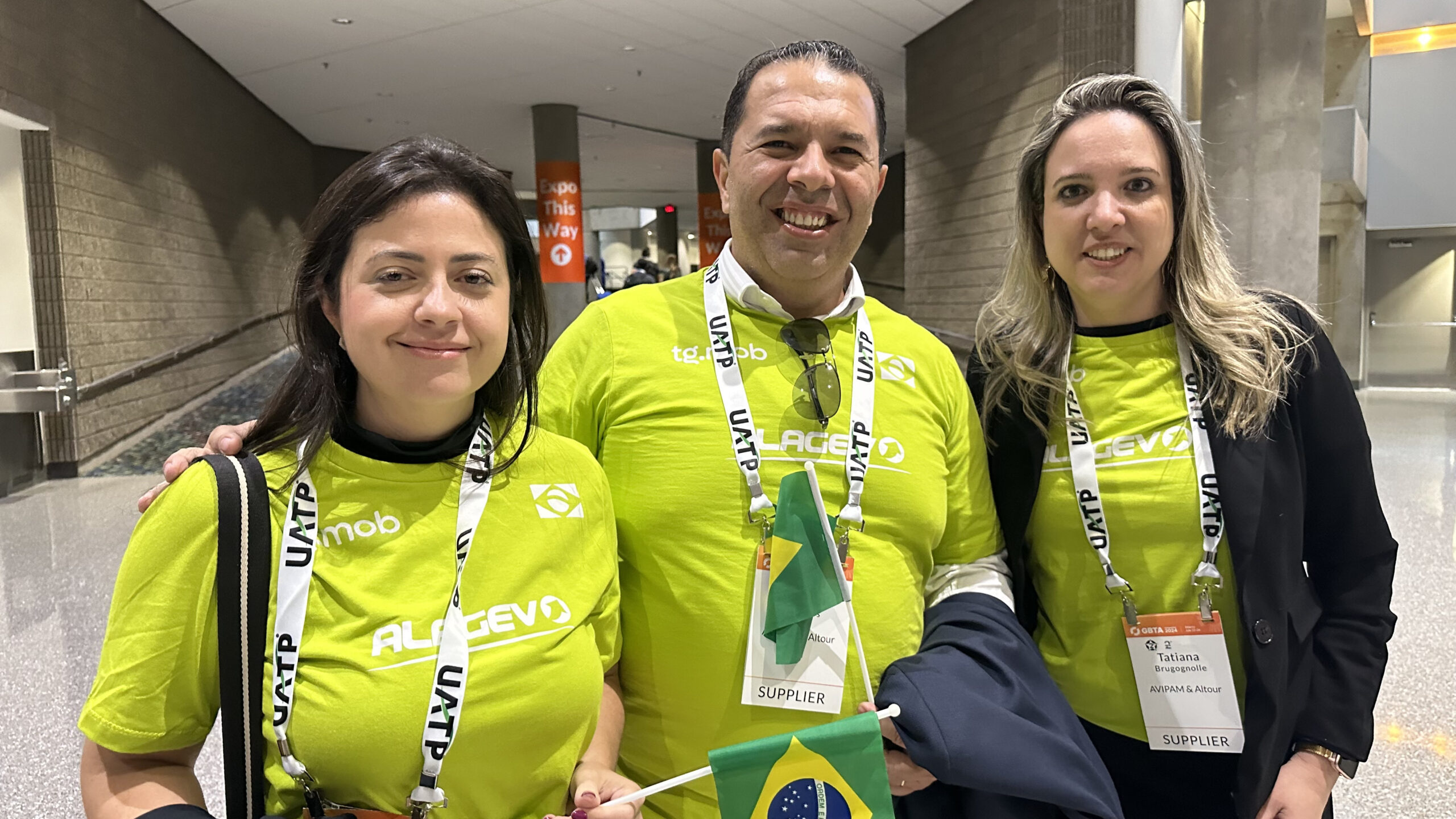 Gabriela Oliveira, da BRF, com Anderson Paranhos e Tatiane Brugognolle, da Avipam Gabriela Oliveira, da BRF, com Anderson Paranhos e Tatiane Brugognolle, da Avipam