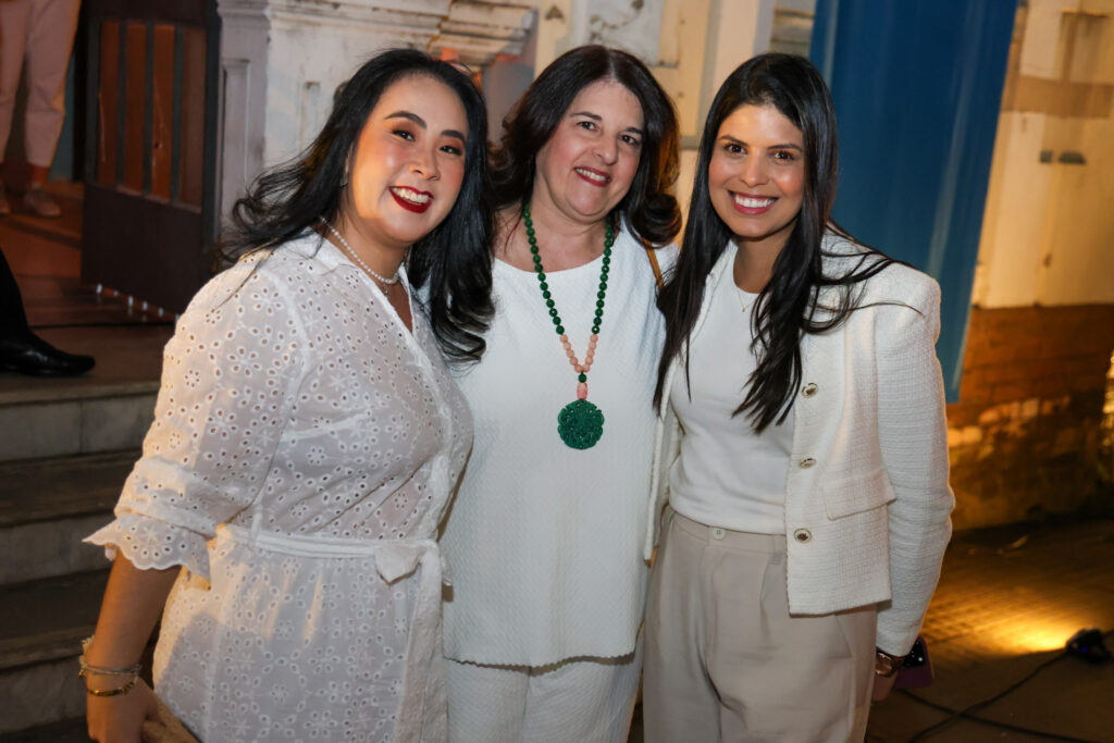 Jacqueline Dallal, da Be Happy Viagens, entre Renata Yano e Gabriele Inácio, da Teresa Perez Jacqueline Dallal, da Be Happy Viagens, entre Renata Yano e Gabriele Inácio, da Teresa Perez