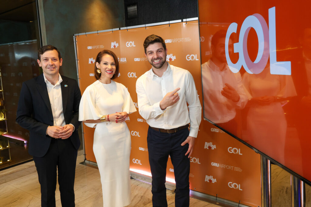 Jordan Schlipken, diretor da América Latina do Turismo de Aruba, Ronella Croes, CEO da ATA e Diogo Bertussi, Coordenador de Planejamento Estratégico de Malha Aérea da Gol