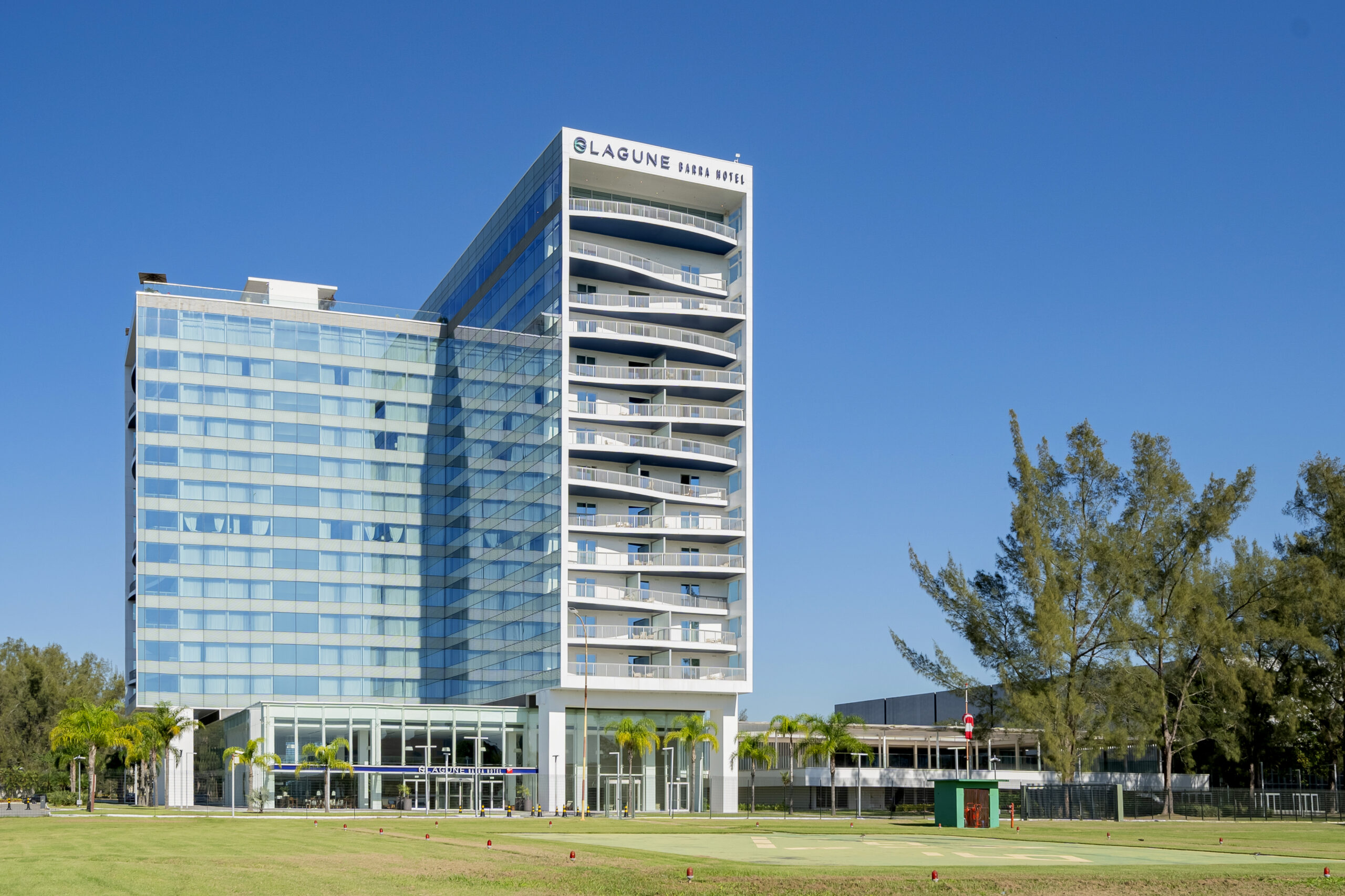 Lagune Barra Hotel oferece experiência única para visitantes do Salão Nacional do Turismo no RJ 1 LAGUNE fachada dia scaled Lagune Barra Hotel oferece experiência única para visitantes do Salão Nacional do Turismo no RJ