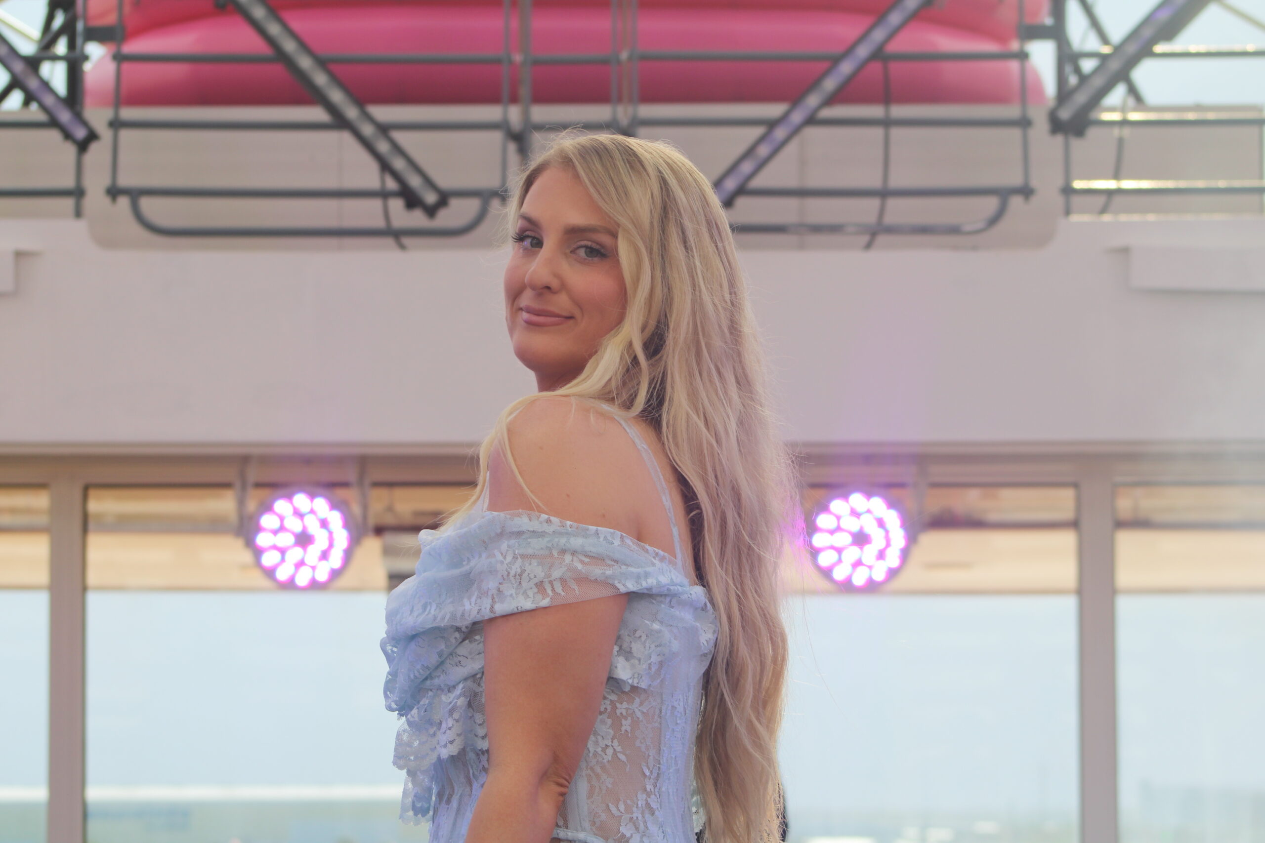 Meghan Trainor cantou uma de suas canções mais famosas durante o batismo - All About That Bass