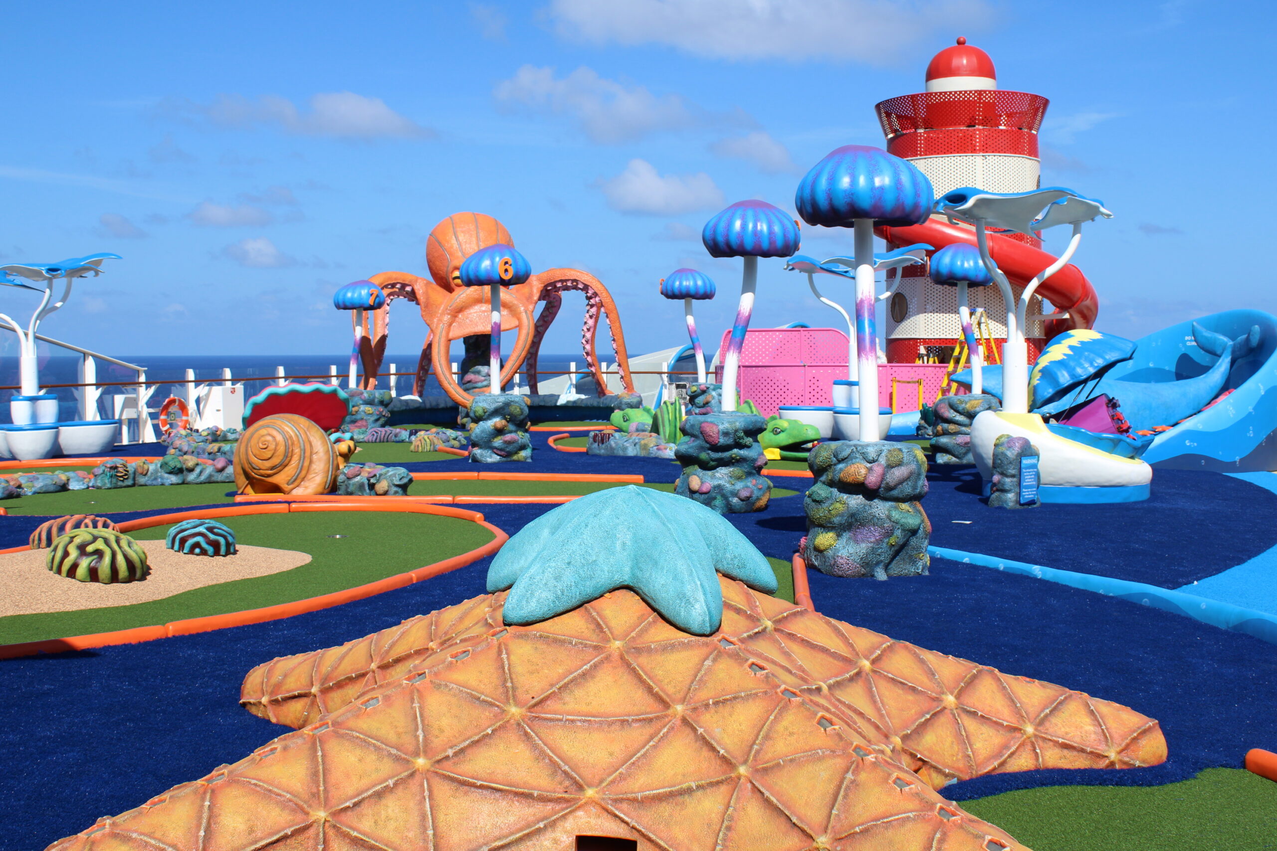 Mini golfe também é uma das opções a bordo