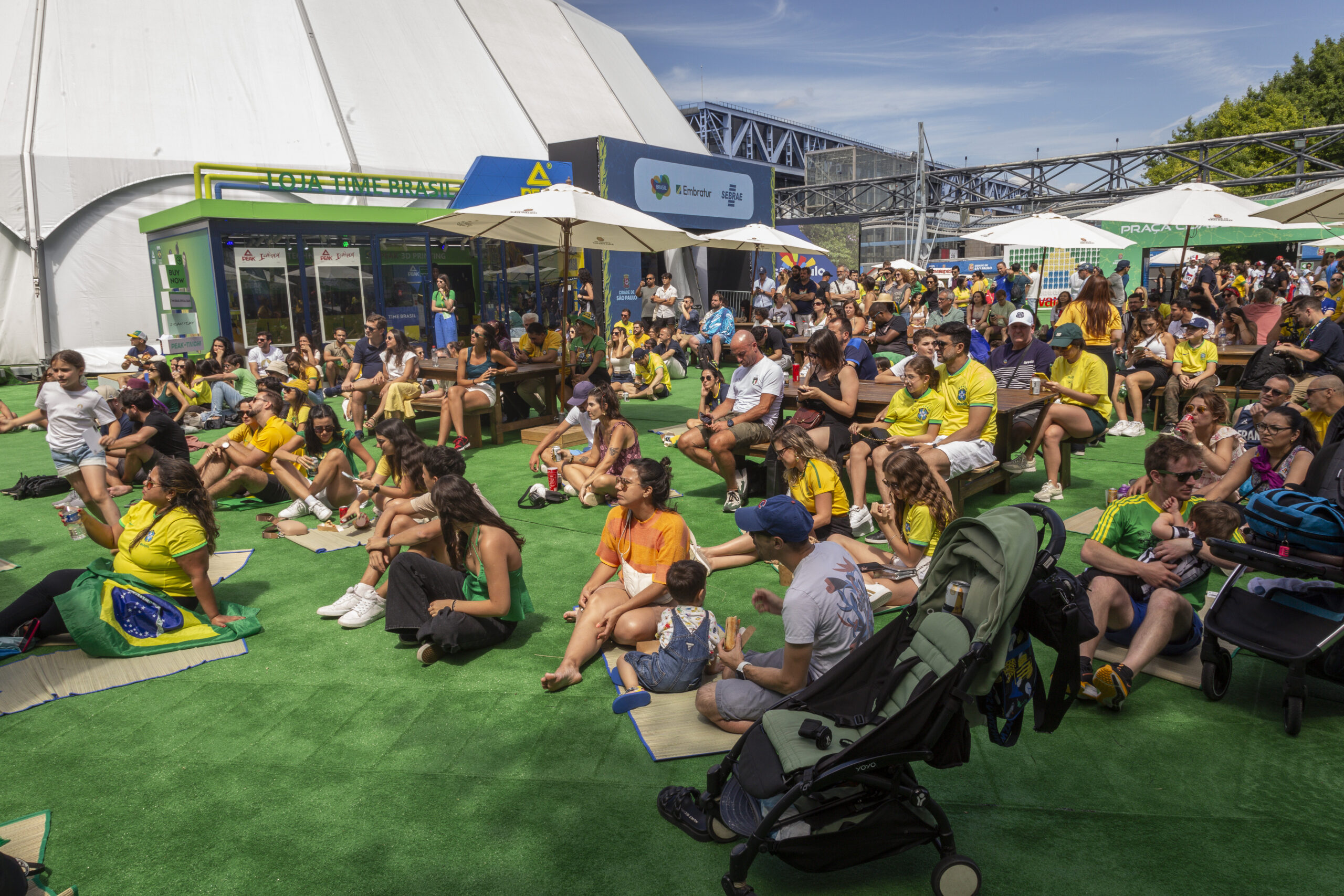 Muito sol no verão parisiense favorece as vivências na Casa Brasil Muito sol no verão parisiense favorece as vivências na Casa Brasil