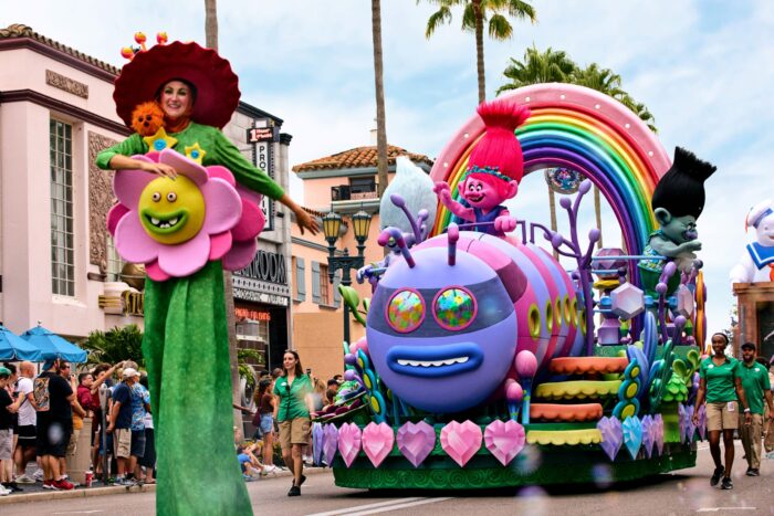 Universal Orlando estreia Universal Mega Movie Parade com desfile de filmes clássicos 1 Para interagir ainda mais, os visitantes podem adquirir varinhas interativas que ativam efeitos especiais nos carros alegóricos durante o desfile (Divulgação/Universal)