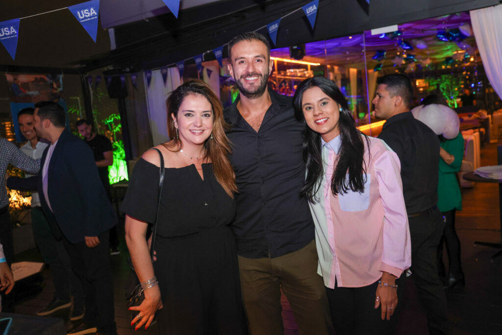 Neto Fernandes, do Visit Orlando, entre Ana Elisa Facchinato e Ingrid Santos, do Brand USA