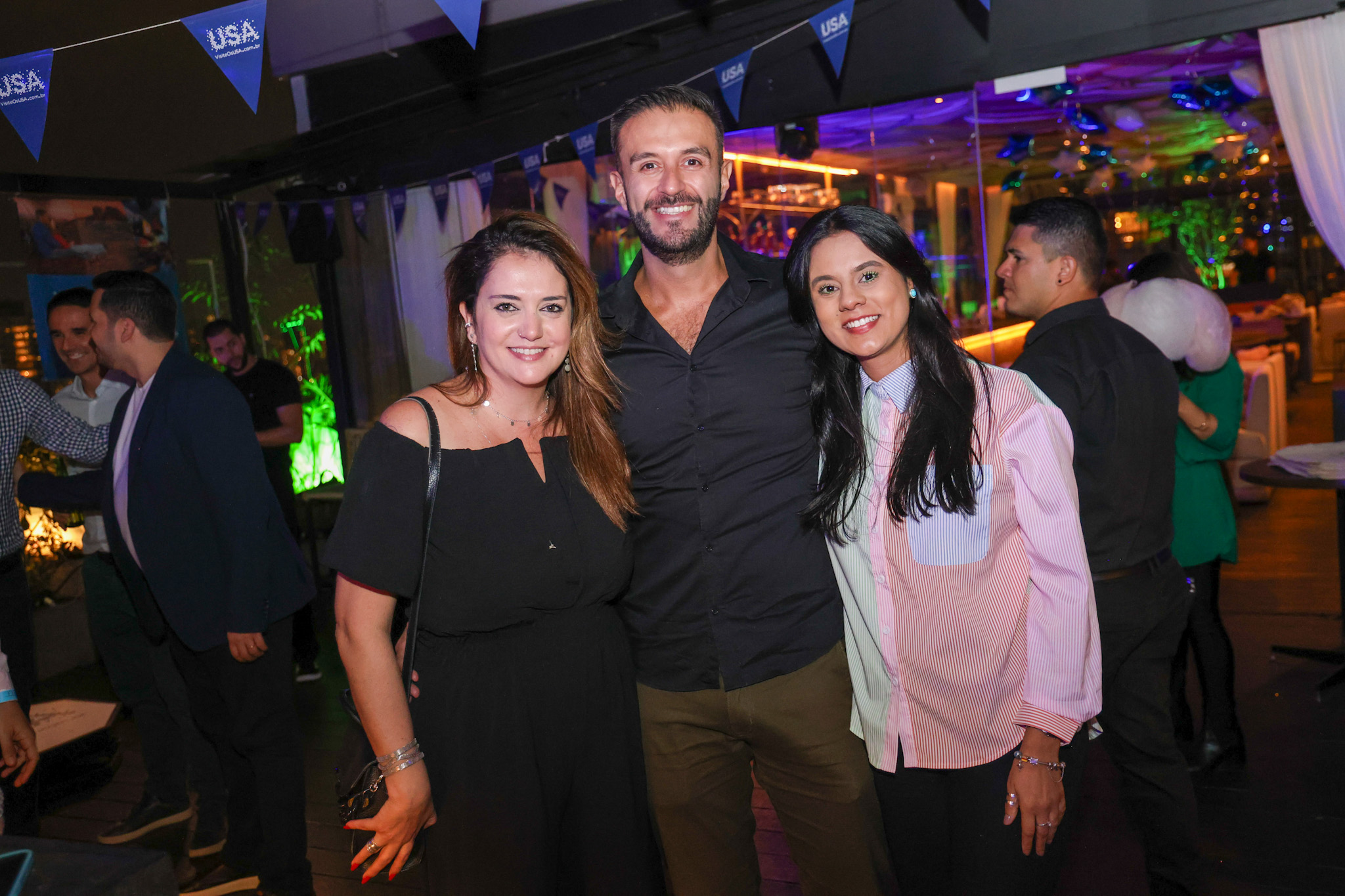 Neto Fernandes, do Visit Orlando, entre Ana Elisa Facchinato e Ingrid Santos, do Brand USA Neto Fernandes, do Visit Orlando, entre Ana Elisa Facchinato e Ingrid Santos, do Brand USA