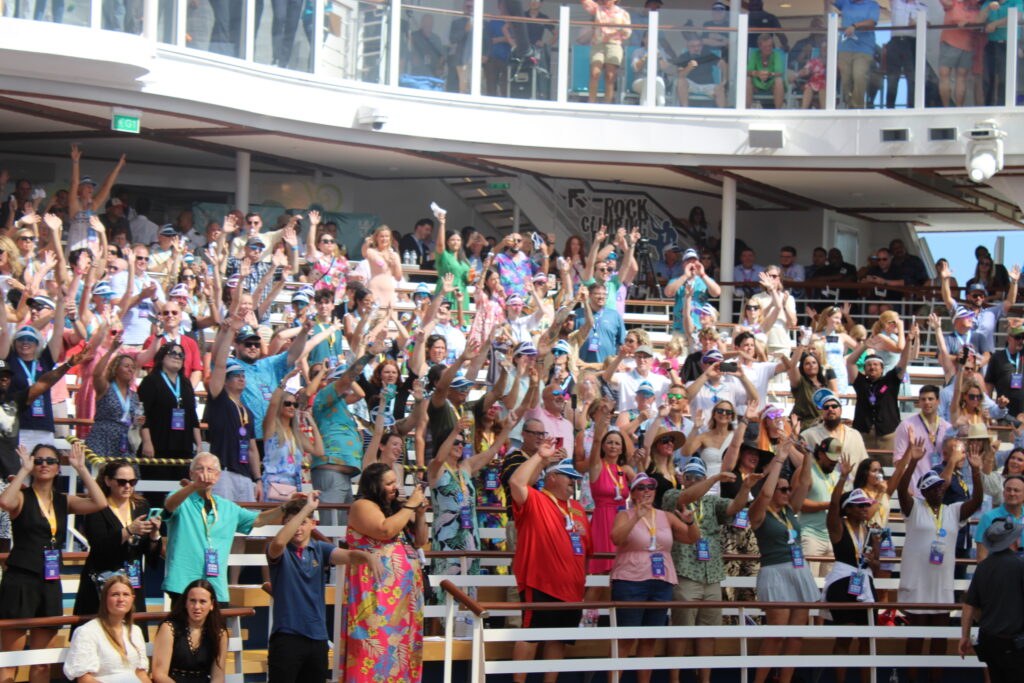 Platéia animada no batismo do Utopia of the Seas