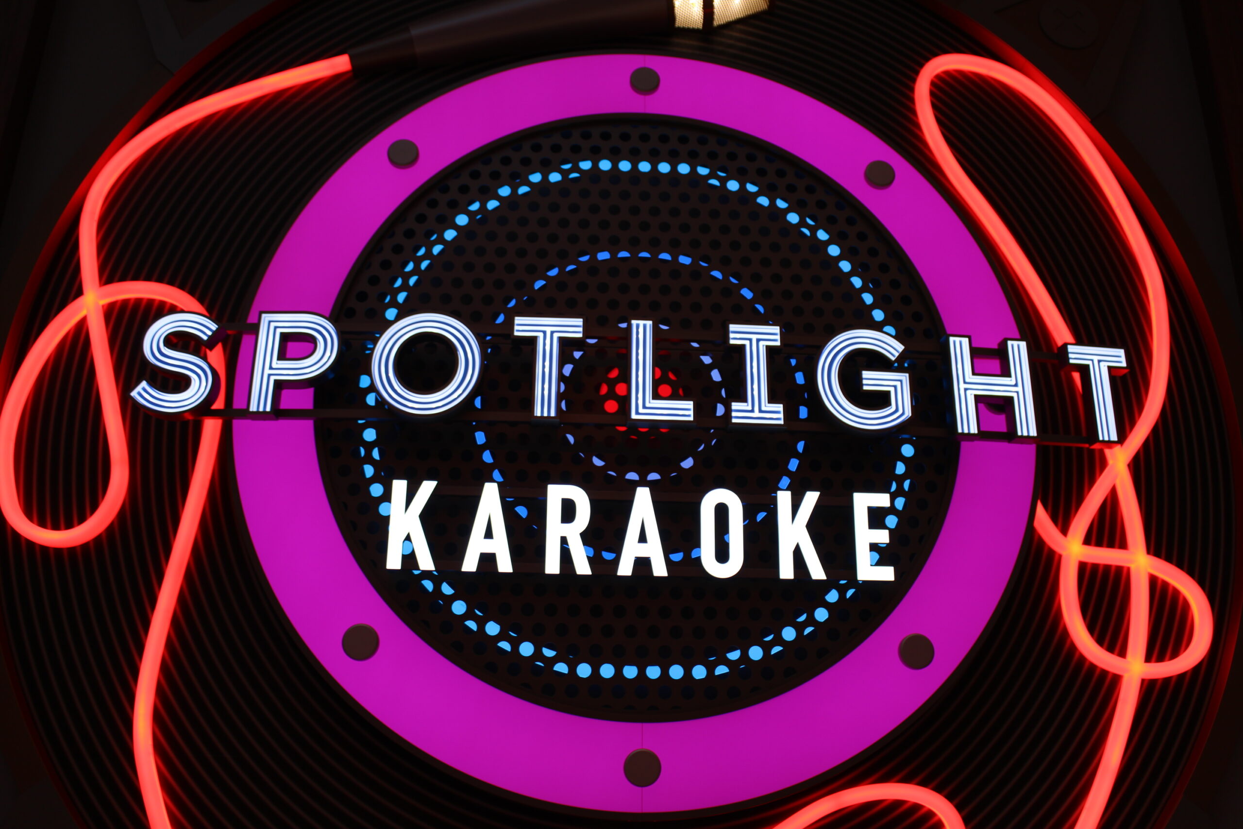 Quem gosta de cantar pode se apresentar no Spotlight Karaoke