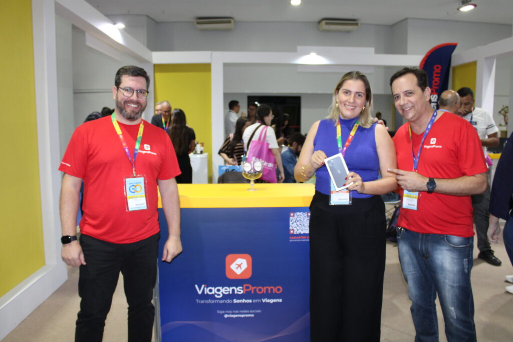 Renato Alves e João Paulo, da ViagensPromo com Danebe Araújo, vencedora do Iphone da campanha de vendas da VP
