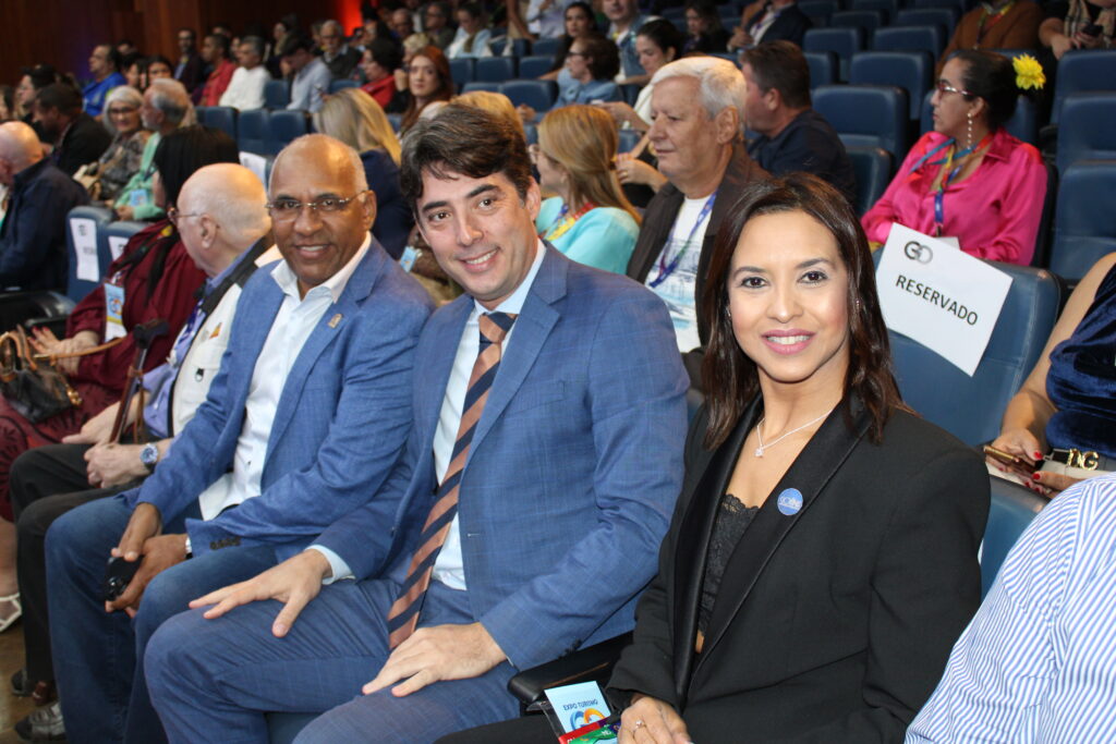 Rogério Cruz, prefeito de Goiania com Fabricio Amaral, da Goiás Turismo e Fernanda Cury, do CV&B de Goiás