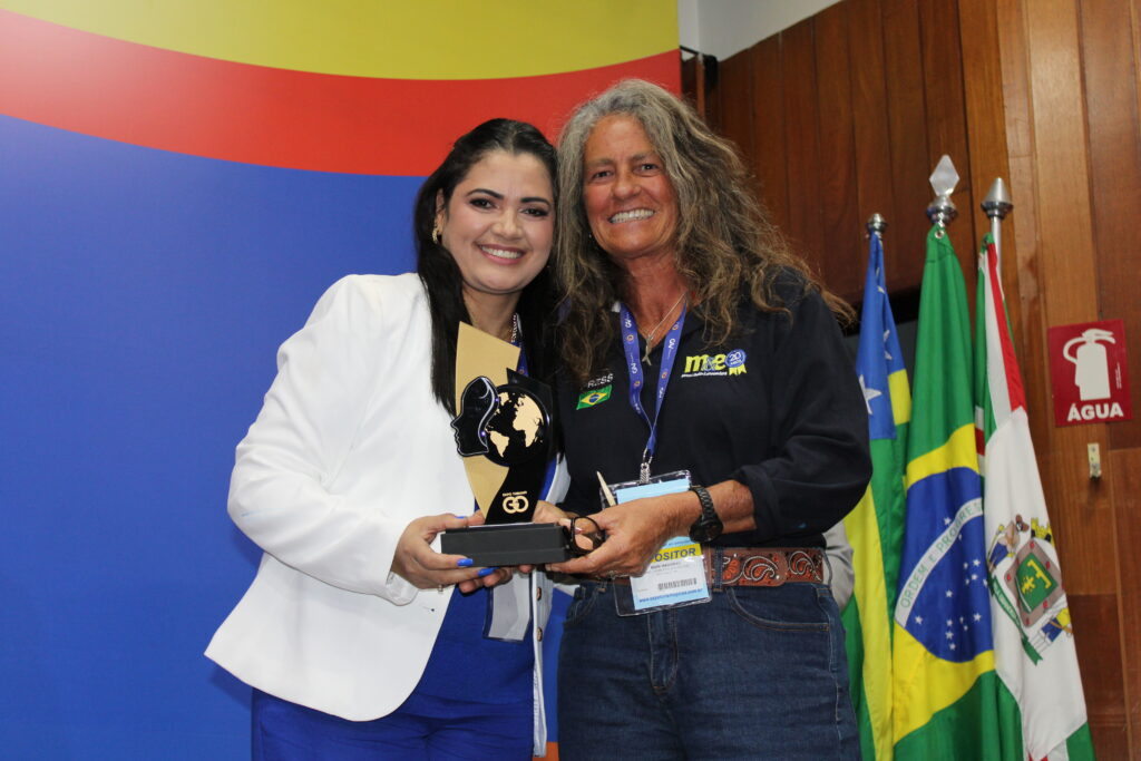 Rose Pascoa, CEO da Expo Turismo Goiás entregou o troféu à Mari Masgrau, do M&E