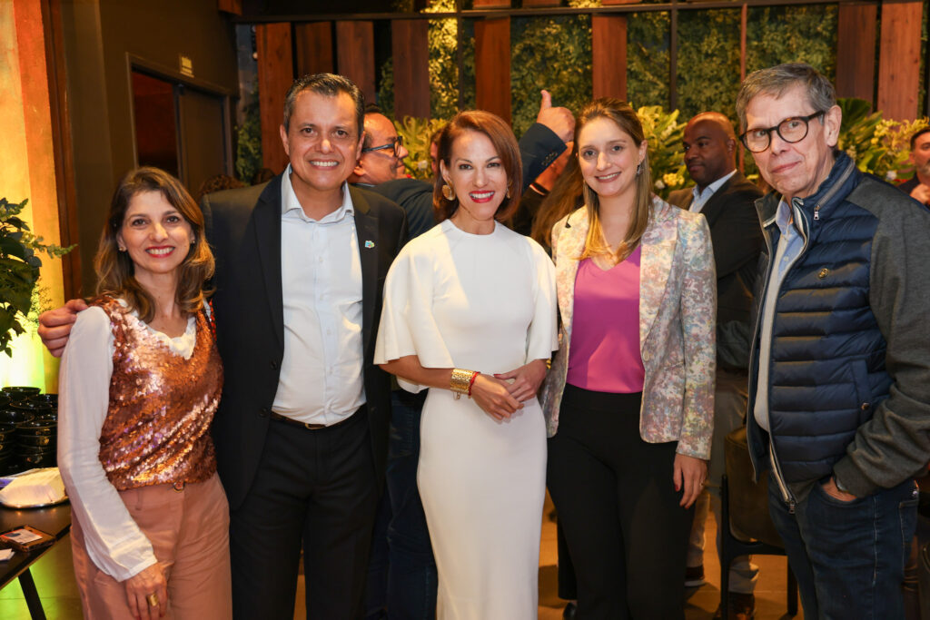 Sol Medeiros, da Sol Medeiros, Carlos Barbosa e Ronella Croes, do Turismo de Aruba, Renata Santinon, da Decolar e Cássio Oliveira, da Sakura