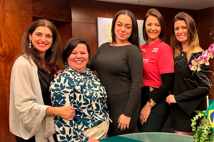 Alagev realiza encontro pré-GBTA com delegação brasileira 1 Stella Cassari, Andrea Matos, Isadora Fernandes e Luana Nogueira, da Alagev; e Thais Medina, da Business Factory (Divulgação)