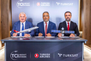 Executivos firmando memorando de entendimento (Divulgação/Turkish)
