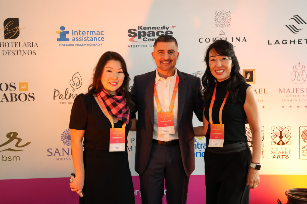Wagner Barros, do Ritz Barra de São Miguel, entre Mila Chiyoda e Marta Shinozaki, CEO da Travel Global