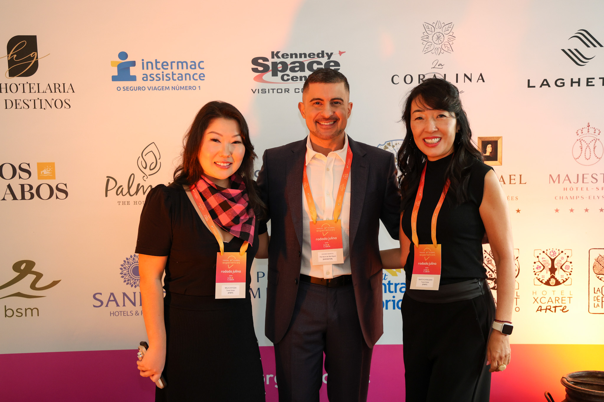 Wagner Barros, do Ritz Barra de São Miguel, entre Mila Chiyoda e Marta Shinozaki, CEO da Travel Global