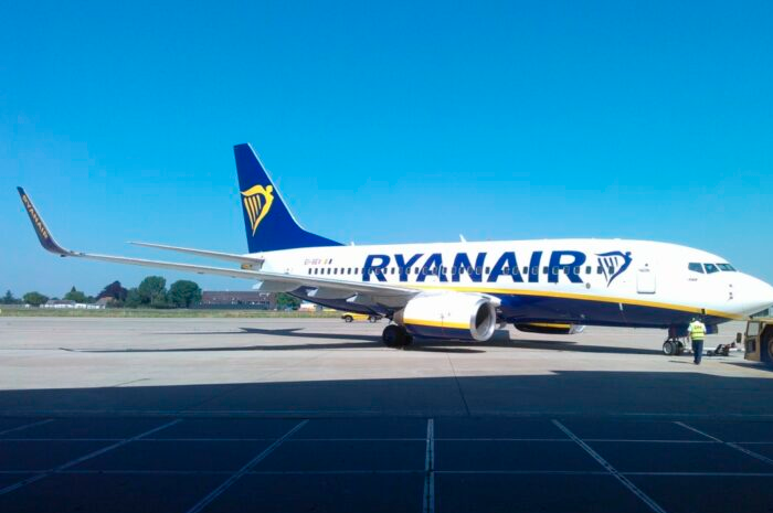 Ryanair e Expedia Group firmam parceria para venda de voos e pacotes 1 aeronave ryanair Ryanair e Expedia Group firmam parceria para venda de voos e pacotes