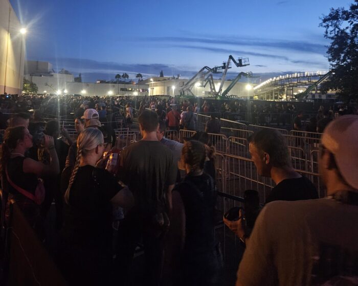 Fila para uma das casas do Halloween Horror Nights