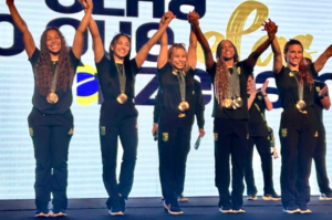 O quinteto conquistou uma medalha inédita para o Brasil durante a competição geral por equipes em Paris (Divulgação)
