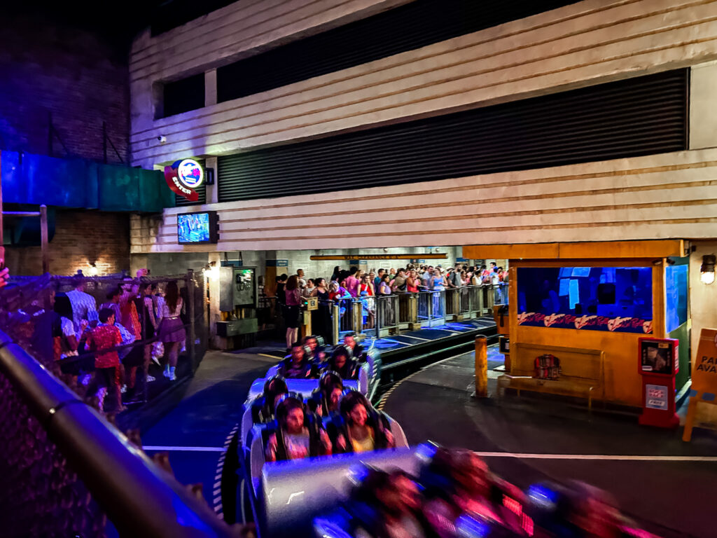 A Rock 'n' Roller Coaster Starring Aerosmith é uma atração para quem busca adrenalina