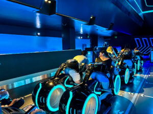 Tron, atração da Disney, deixará de ter fila virtual a partir da próxima segunda-feira (9)